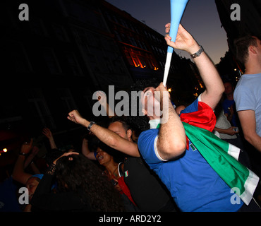 Italienischen Fans feiern außerhalb Bar Italia nach dem Sieg 2006 World Cup Vs Frankreich, Soho, London Stockfoto