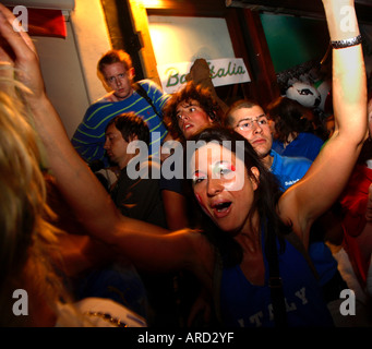 Italienischen Fans feiern außerhalb Bar Italia nach dem Sieg 2006 World Cup Vs Frankreich, Soho, London Stockfoto