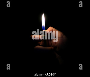 Feuerzeug in der Hand, isoliert auf schwarz Stockfoto