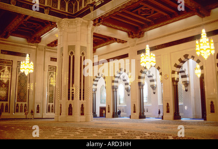 Im Inneren der großen Moschee. Sultan-Qabus-Moschee. Erstaunliche Candeliers. Al - Ghubrah & Ghala. Ruwi, Oman Stockfoto
