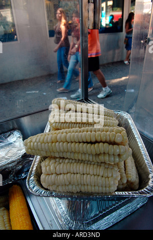 Peruanische Mais in einem Lebensmittel-Wagen auf der Roosevelt Avenue in Jackson Heights Queens New York Stockfoto