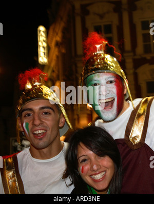 Italienischen Fans gekleidet als römische Gladiatoren feiert in Shaftesbury Avenue nach dem Sieg 2006 World Cup Vs Frankreich, Soho, London Stockfoto