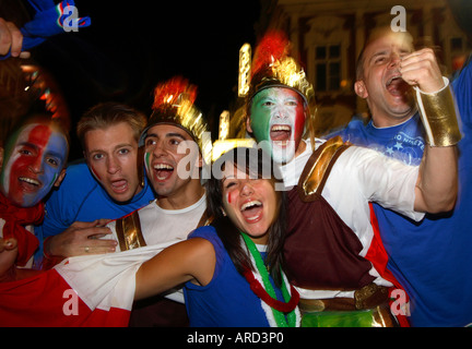 Italienischen Fans gekleidet als römische Gladiatoren feiert in Shaftesbury Avenue nach dem Sieg 2006 World Cup Vs Frankreich, Soho, London Stockfoto