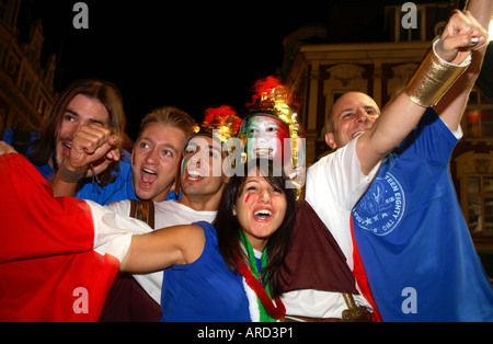 Italienischen Fans gekleidet als römische Gladiatoren feiert in Shaftesbury Avenue nach dem Sieg 2006 World Cup Vs Frankreich, Soho, London Stockfoto