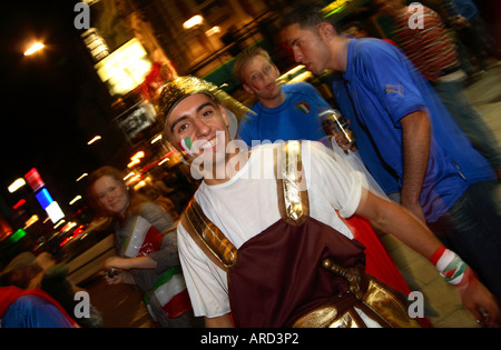 Italienische Fan als römischer Gladiator verkleidet feiert in Shaftesbury Avenue nach dem Sieg 2006 World Cup Vs Frankreich, Soho, London Stockfoto