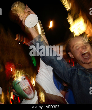 Italienischen Fans gekleidet als römische Gladiatoren feiert in Shaftesbury Avenue nach dem Sieg 2006 World Cup Vs Frankreich, Soho, London Stockfoto