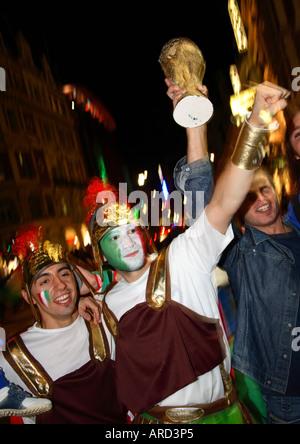 Italienischen Fans gekleidet als römische Gladiatoren feiert in Shaftesbury Avenue nach dem Sieg 2006 World Cup Vs Frankreich, Soho, London Stockfoto