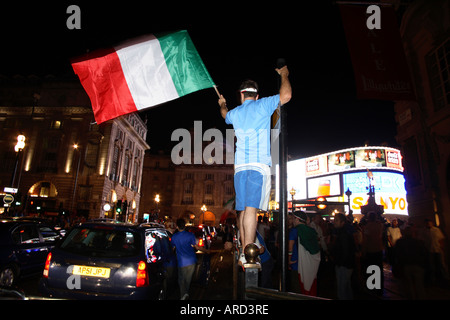Italienischen Fans feiern am Piccadilly Circus nach dem Sieg 2006 World Cup Vs Frankreich, Soho, London Stockfoto