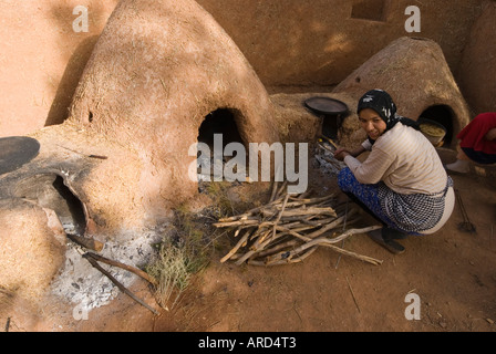 Ein traditionelle Berber Erde Ofen gebaut aus Schlamm außerhalb in einem Bauernhof-Lager abgefeuert mit Holz und Holzkohle Stockfoto