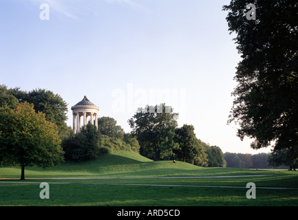 München, Englischer Garten, Hügel Mit Monopteros Stockfoto