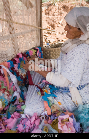 Traditionelle Herstellung von Frau im Agrotourismus Modell Bauerndorf in der Nähe von Marrakesch Berber Flickenteppich Stockfoto