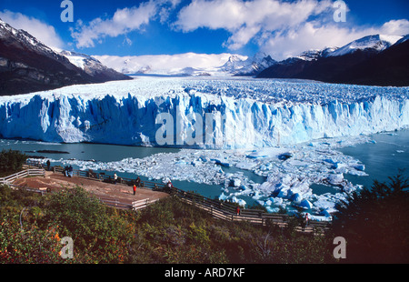 Touristen am Gletscher Perito Moreno, Parque Nacional Los Glaciares, Patagonien, Argentinien. Stockfoto