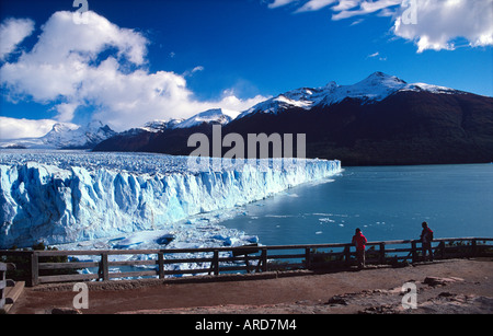 Touristen am Gletscher Perito Moreno, Parque Nacional Los Glaciares, Patagonien, Argentinien. Stockfoto