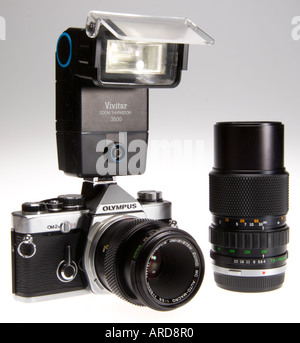Fotografischer Film-Equipment - Olympus OM1 Outfit aus den 1970er Jahren mit zwei Linsen und Flash-typische manuelle Filmkamera Stockfoto