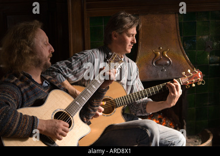 Handgemachte Taylor Gitarren, gespielt von Duo Pete Smith und John Buckley 2006 Stockfoto