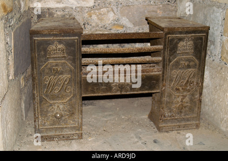 Blackness Castle West Lothian Schottland - eine alte Gusseisen Feuerrost in einen Schornstein Öffnung - William IV Zeitraum c.1835 Stockfoto