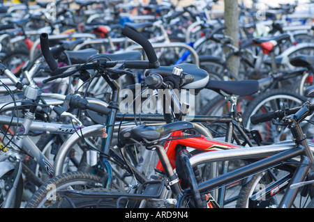 Fahrräder in der Universitätsstadt Oxford UK, wo Fahrräder die wichtigsten Transportmittel für Studenten sind Stockfoto