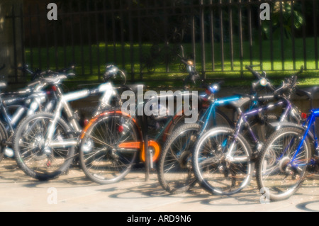 Fahrräder in der Universitätsstadt Oxford UK, wo Fahrräder die wichtigsten Transportmittel für Studenten sind Stockfoto