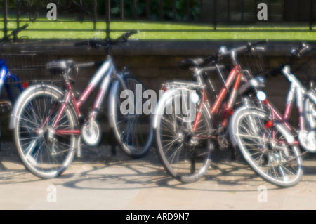 Fahrräder in der Universitätsstadt Oxford UK, wo Fahrräder die wichtigste Form des Transports für Studenten - Weichzeichner Eindruck sind Stockfoto