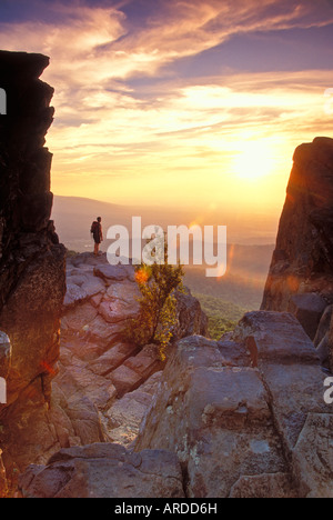 Wanderer auf Buckelwale Felsen bei Sonnenuntergang, Blue Ridge Parkway, Virginia, USA Stockfoto