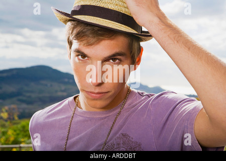 Mann mit Hut Hand auf Kopf Stockfoto