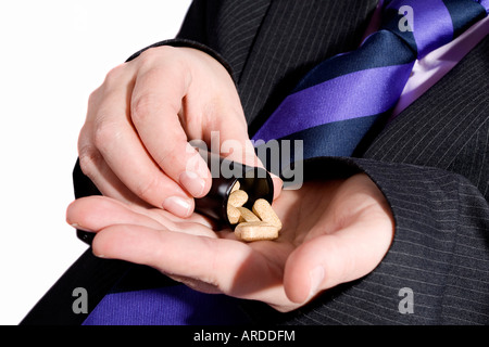 Geschäftsmann, die süchtig nach Tabletten Stockfoto