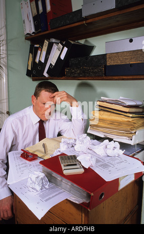 Geschäftsmann sucht gestresst im Büro Stockfoto