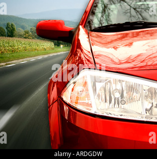 Rotes Auto auf der Autobahn Stockfoto
