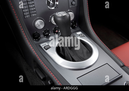 2006 Aston Martin V8 Vantage in schwarz - Getriebe Schalthebel/Mittelkonsole Stockfoto