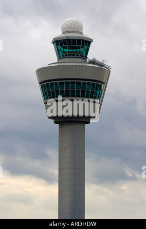 Der Turm am Amsterdamer Flughafen Schiphol an einem bewölkten Nachmittag Stockfoto