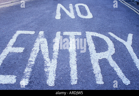 Weitwinkel-Blick auf die Worte, die keine Einfahrt in großen Lettern auf Asphaltstraße mit gelben Linien auch sichtbar gemalt Stockfoto