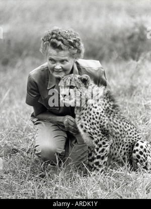 Joy Adamson, berühmt für seine Arbeit mit Großkatzen, die mit einem Geparden posieren, Kenia Stockfoto