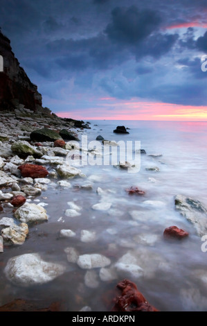 Alten Hunstanton bei Sonnenuntergang an der Küste von North Norfolk Hunstanton ist einer der wenigen Orte in Norfolk, den Sonnenuntergang über dem Meer. Stockfoto