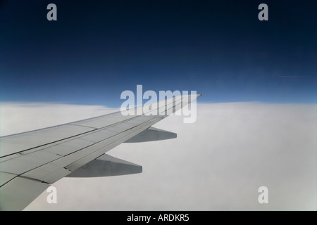 Silber Flügelspitze Verkehrsflugzeug Flügelspitze tiefblauen Himmel Flugzeug Stockfoto