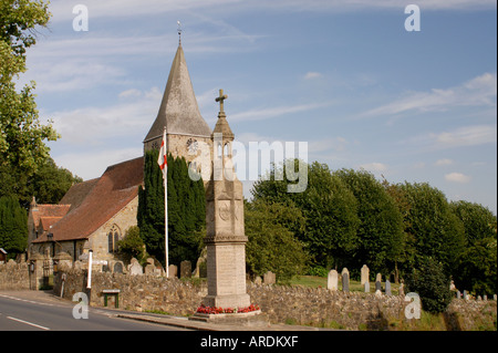 St. Bartholomäus s Pfarrkirche Burwash hat einen Turm aus dem 12. Jahrhundert Stockfoto