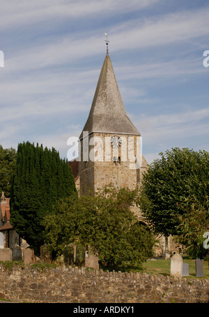 Pfarrkirche St. Bartholomews Burwash hat einen Turm aus dem 12. Jahrhundert Stockfoto