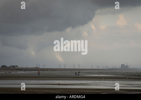 Ein Sommergewitter über den Strand von Camber Sands Dungeness Kernkraftwerk und die Strommasten entnehmen bitte der bac Stockfoto