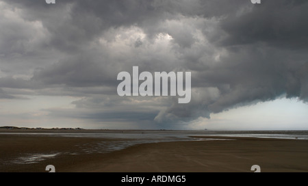 Ein Sommergewitter über den Strand von Camber Sands Dungeness Kernkraftwerk zu sehen in der Ferne Camber Sussex UK 21 A Stockfoto