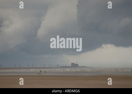 Ein Sommergewitter über den Strand von Camber Sands Dungeness Kernkraftwerk und die Strommasten zu sehen Stockfoto