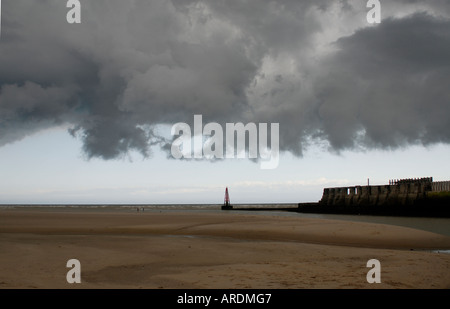 Ein Sommergewitter nähert sich die Mündung des Fluss Rother bei Camber Sands Camber Sussex UK 21. August 2006 Stockfoto