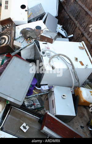 Recycling von alt Metall Abfallprodukte in einen Müllcontainer in einer kommunalen Rates Abfall recycling Sammelstelle in Großbritannien gesammelt werden Stockfoto