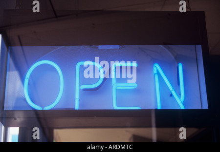 Beleuchtete blaue Leuchtreklame hinter ein Fenster, in den großen Hauptstädten Open Stockfoto