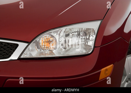 2007 Ford Focus SES in rot - Scheinwerfer Stockfoto