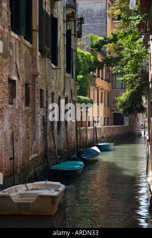 Kleine Boote vertäut am Wohnungstüren auf Canal Venedig Italien Stockfoto