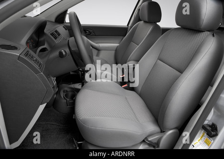 2007 Ford Focus SES in Silber - Front-Sitze Stockfoto