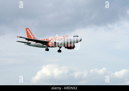 Easy Jet Boeing 737-700 London Flug Ankunft am Flughafen Inverness.  XAV 3576-347 Stockfoto