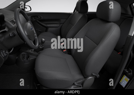 2007 Ford Focus S in schwarz - Front-Sitze Stockfoto