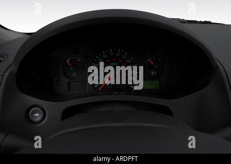 2007 Ford Focus S in schwarz - Tacho/Drehzahlmesser Stockfoto