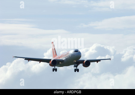 Easy Jet Boeing 737-700 London Flug Inverness Dalcross Flughafen.  XAV 3666-354 Stockfoto