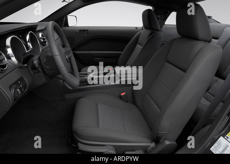 2007 Ford Mustang V6 Deluxe grau - vordere Sitze Stockfoto